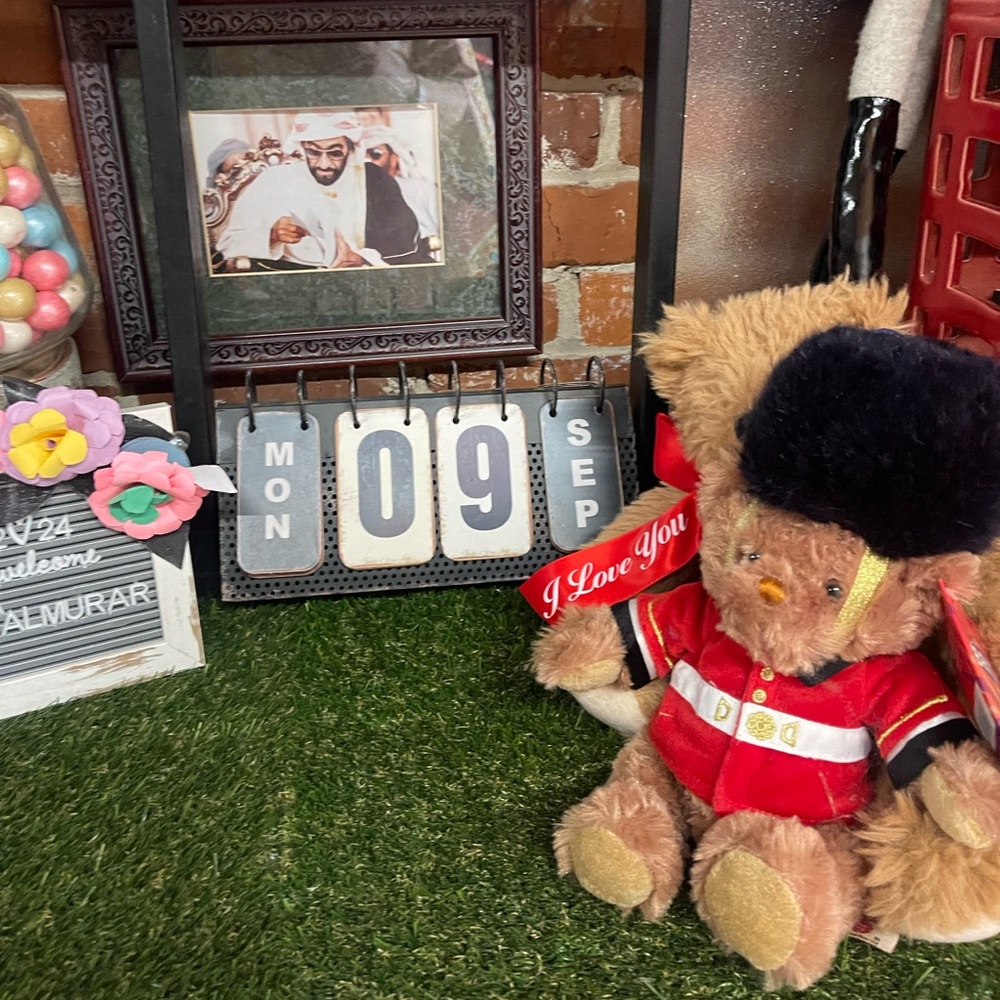 Glorious Britain Royal Buckingham Palace Guardsman bear The Vermont Teddy Bear